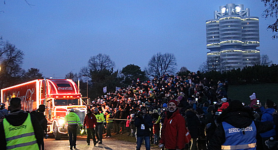 Coca-Cola Weihnachtstrucks sind 2016 wieder unterwegs Coca-Cola Weihnachtstour 2016 - die Termine. Coca-Cola und Santa Claus feiern 20. Jubil&auml;um der Weihnachtstour u.a. mit einer Parade am 17.12.2016 im Olympiapark, M&uuml;nchen (Foto: Coca Cola))